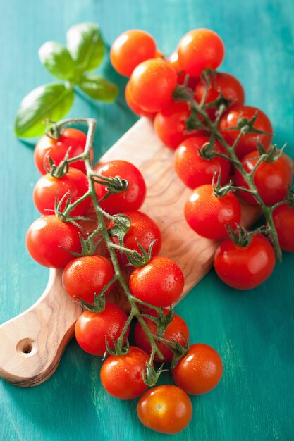 Tomates cherry sobre fondo turquesa