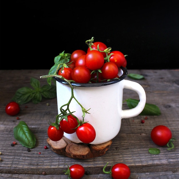 Tomates cherry en una taza