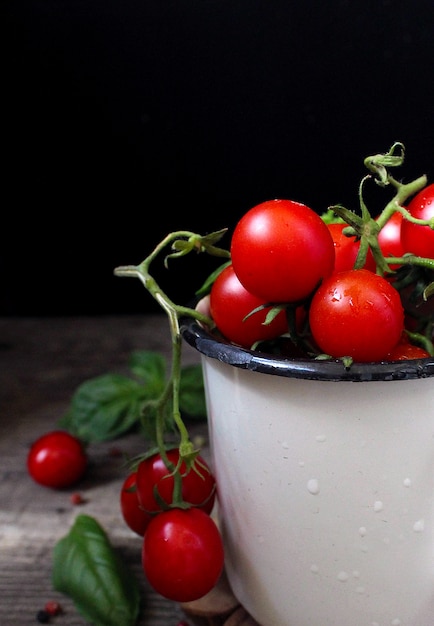 Tomates cherry en una taza