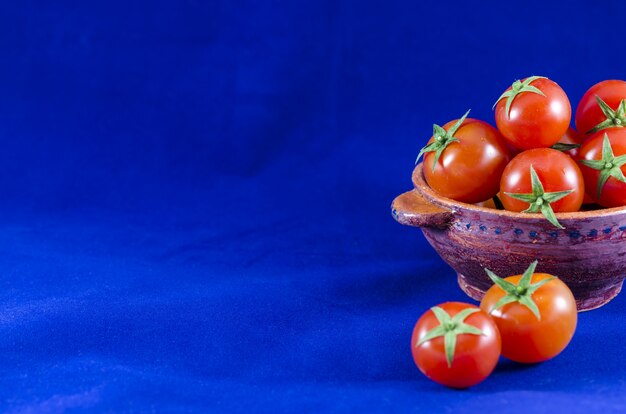 Tomates cherry en tazón de arcilla