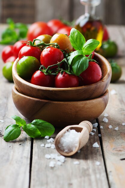 Tomates cherry en tazón de madera