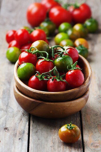 Foto tomates cherry en un tazón de madera