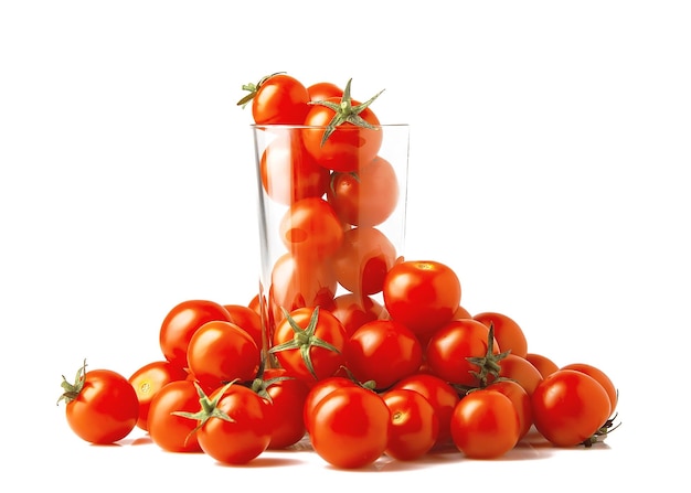 Tomates cherry en un vaso