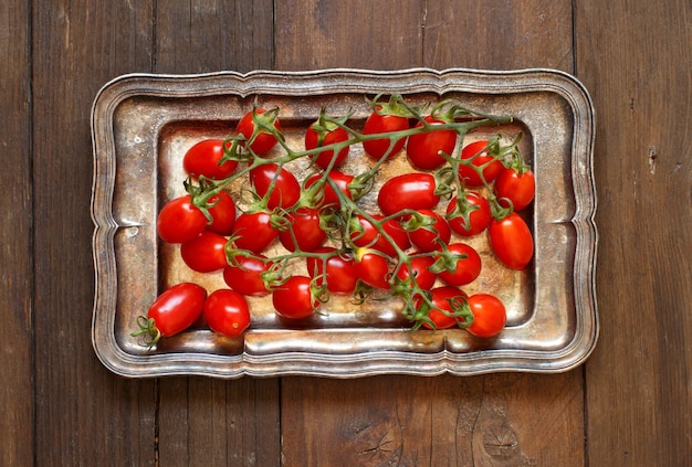 Tomates cherry en una vista superior de la bandeja de metal