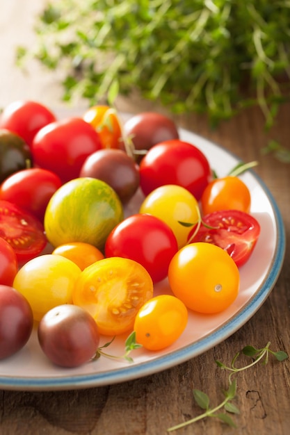 Tomates coloridos em prato fundo de madeira