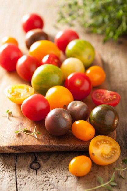 Tomates coloridos sobre mesa de madera