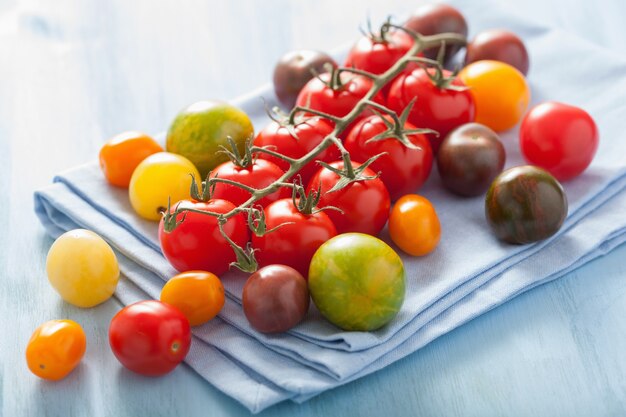 Tomates coloridos sobre servilleta azul