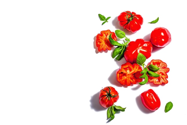Tomates com nervuras verdes e vermelhos isolados em fundo branco Variedade americana ou florentina