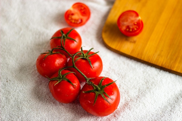 tomates cortados en una tabla