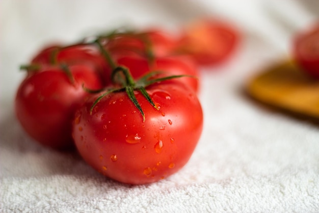 tomates cortados en una tabla