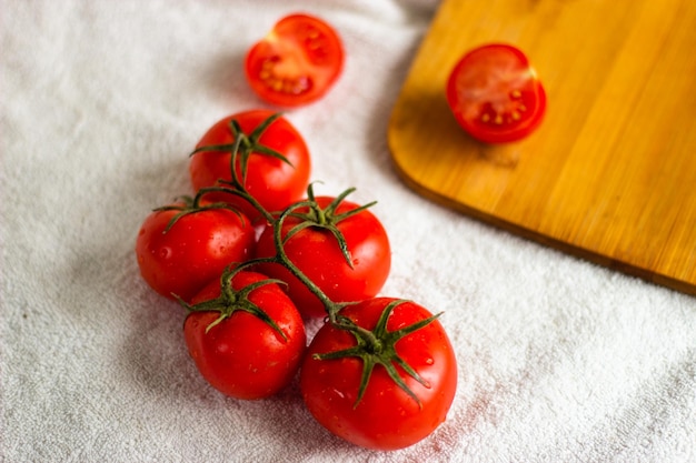 tomates cortados en una tabla