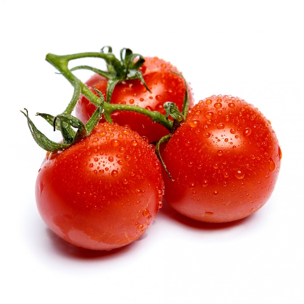 Tomates de ameixa com folhas em branco isolado