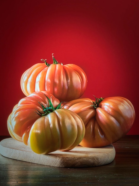 Tomates de bife com fundo vermelho