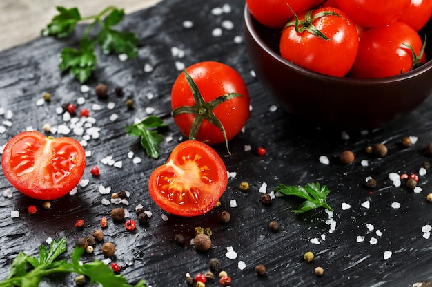 Tomates de cereja cortados frescos com sal grosso e ervas das especiarias