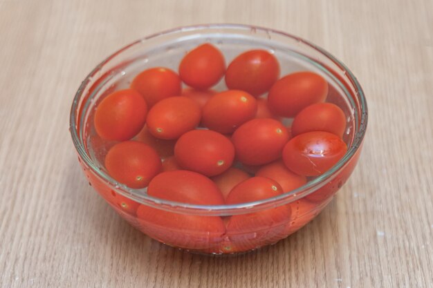 Tomates de cereja na mesa.