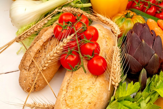 Tomates de cereja vermelha em cima de pão integral