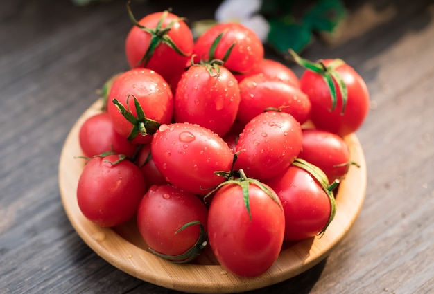 Tomates diferentes em caixa de madeira