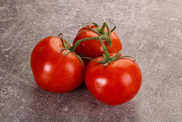 Tomates dulces maduros en la rama