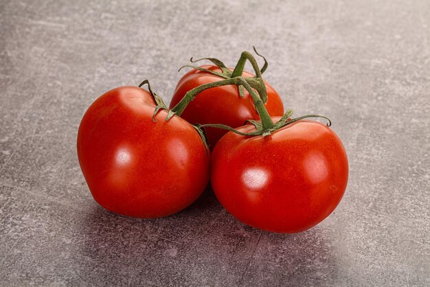 Tomates dulces maduros en la rama