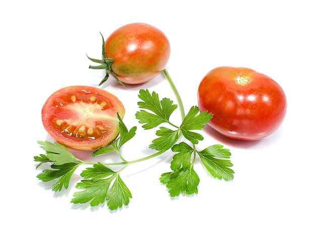 Foto tomates e folhas de salsa isoladas