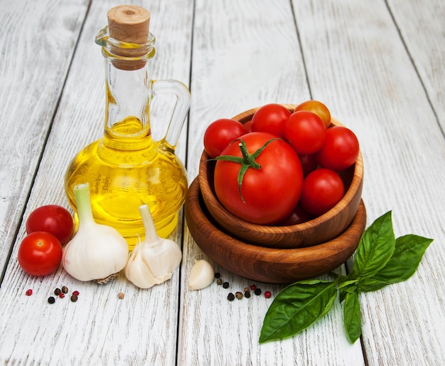 Tomates ecológicos, aceite de oliva y ajo.