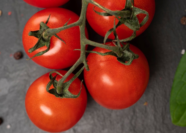 tomates em close-up em um quadro negro