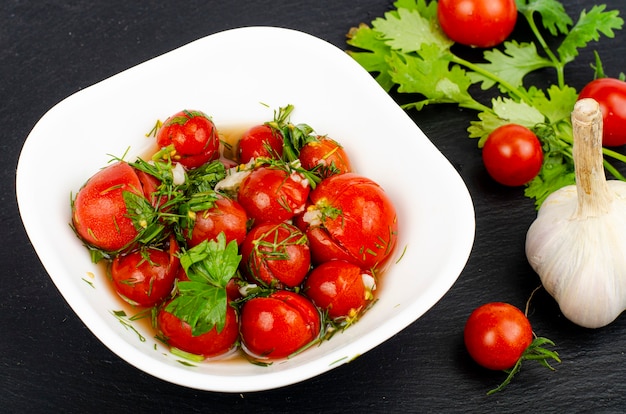 Tomates em conserva com ervas e alho. foto do estúdio.