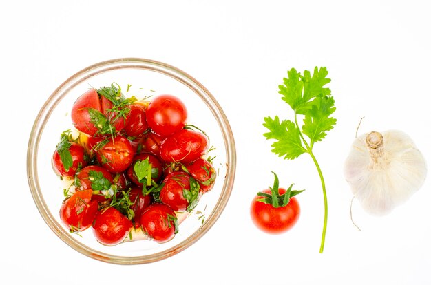 Foto tomates em conserva com ervas e alho. foto do estúdio.