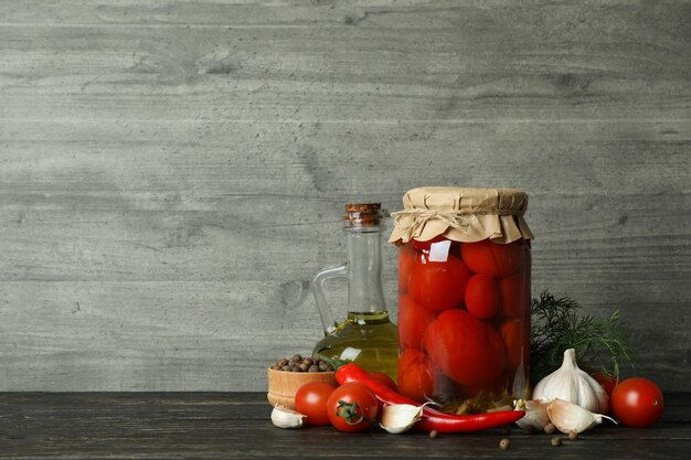 Tomates em conserva e ingredientes contra cinza