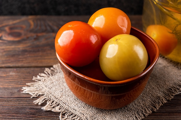 Tomates em conserva em fundo de madeira