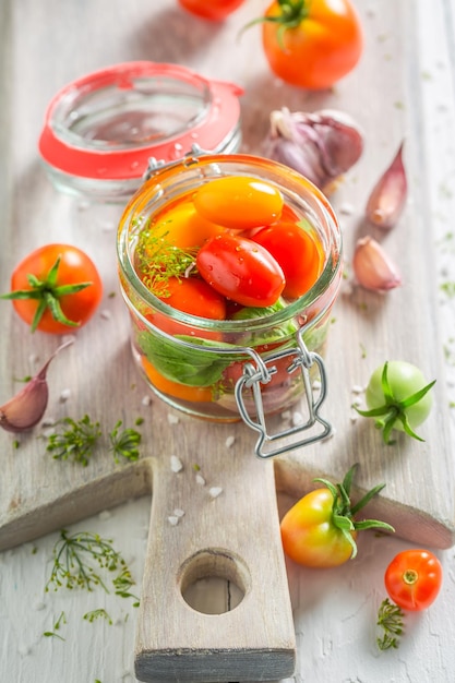 Tomates em conserva saudáveis feitos de tomates caseiros