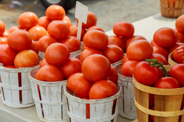 Tomates em exibição para venda no mercado do fazendeiro