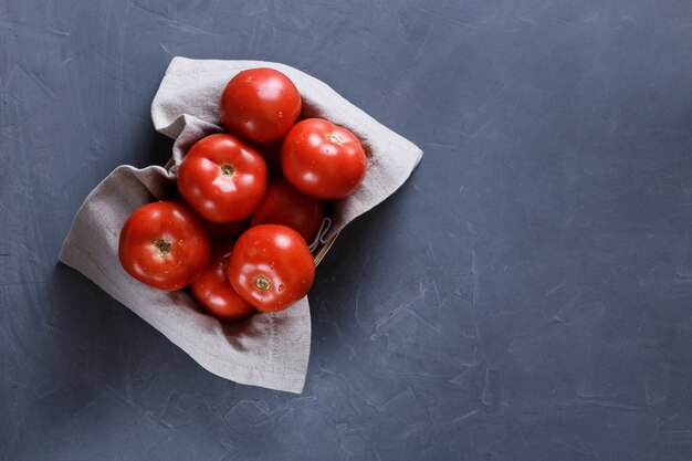 tomates em fundo cinza