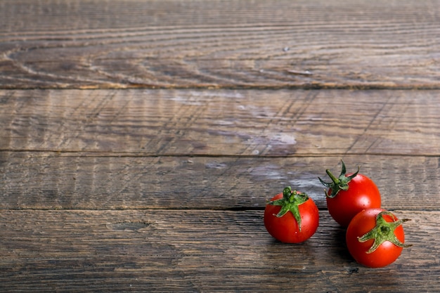 Tomates em fundo de madeira