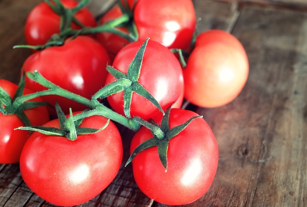 Tomates em fundo de madeira