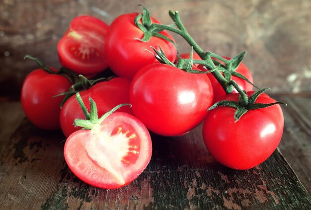 Tomates em fundo de madeira