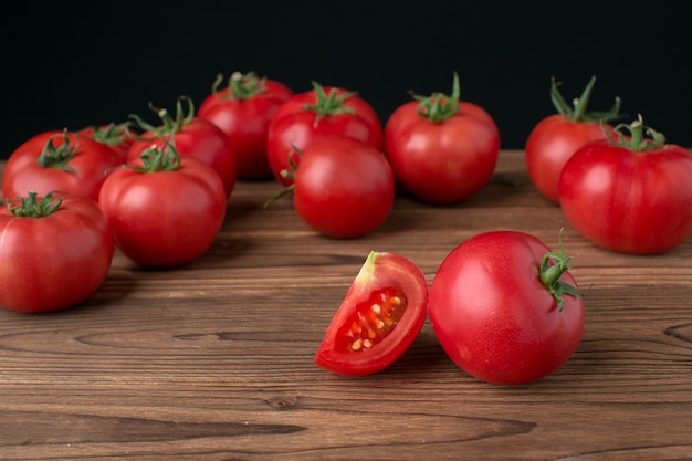 Tomates em fundo de madeira