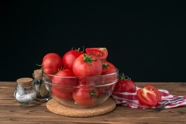 Tomates em fundo de madeira