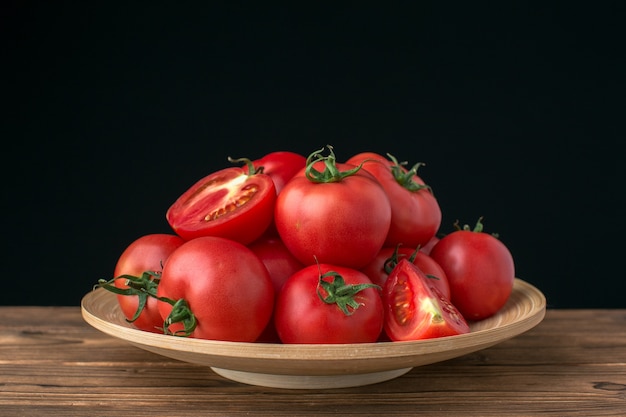 Tomates em fundo de madeira