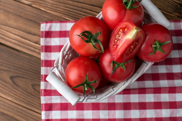 Tomates em fundo de madeira