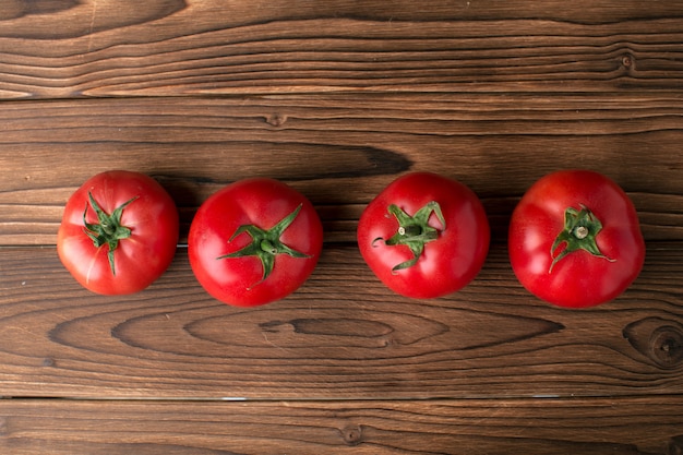 Tomates em fundo de madeira