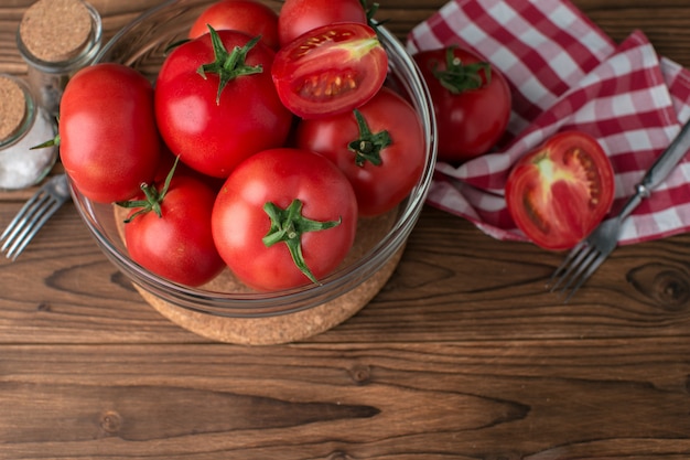 Tomates em fundo de madeira