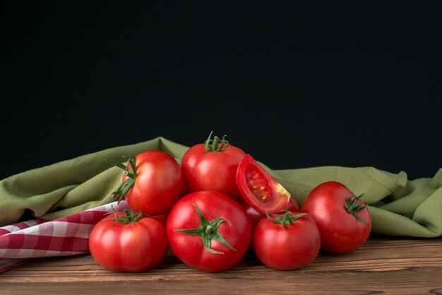 Tomates em fundo de madeira