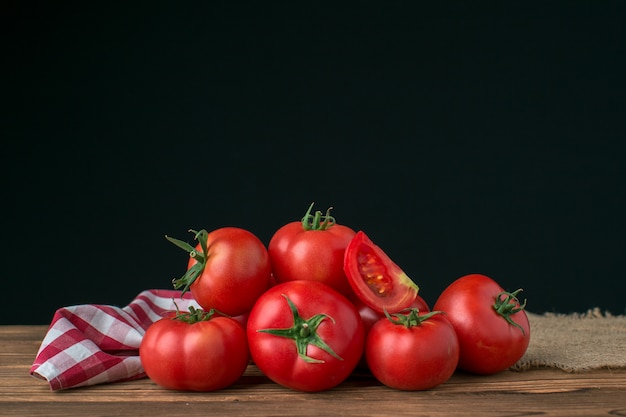 Tomates em madeira