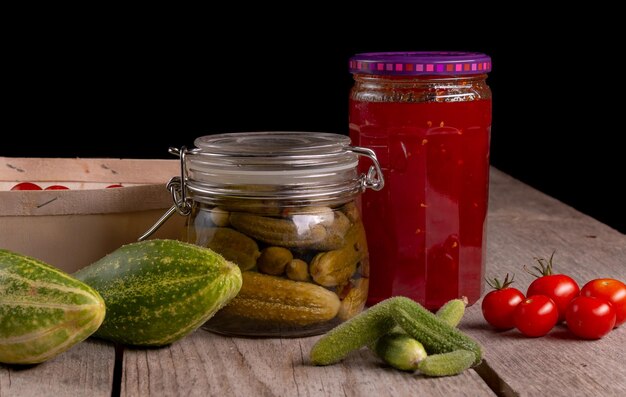 Foto tomates em mesa de vidro contra fundo preto