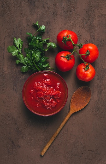 Tomates em seu próprio suco molho de tomate fatiado tomates em um copo vista de cima closeup sem pessoas