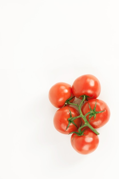 Tomates em um fundo branco isolado de galho
