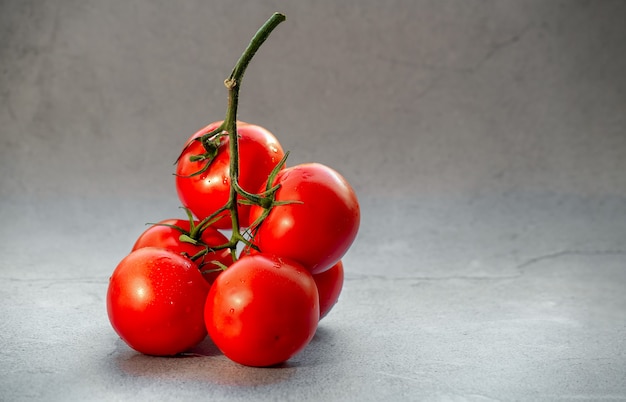 Tomates em um fundo inchado.