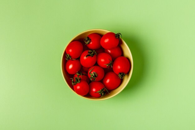 Tomates em um fundo verde pastel