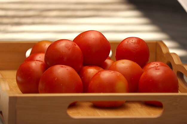 Tomates em uma caixa de madeira fechar foto